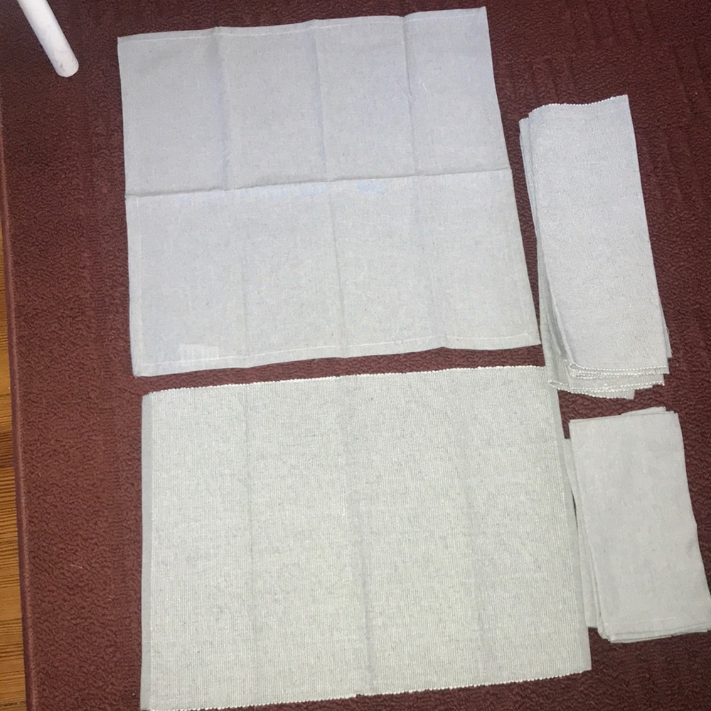 NWOT Set of placement mats and cloth napkins